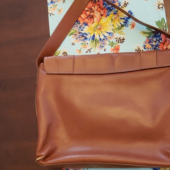 Gorgeous leather shoulder bag - Picture 2 of 14